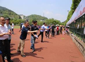 2019年4月24日学院工会组织职工开展趣味体育活动 (13).JPG